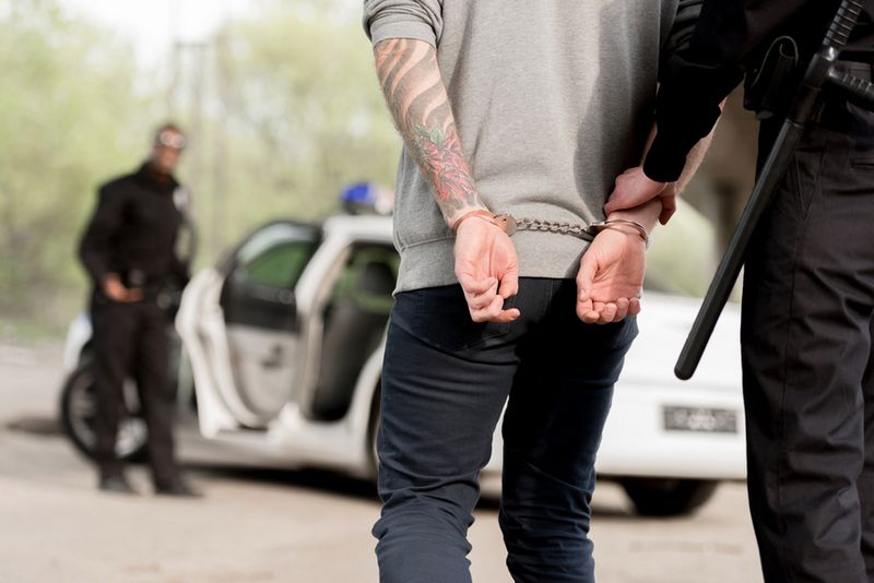 Arrestation d’un suspect pour voies de fait, séquestration et menaces